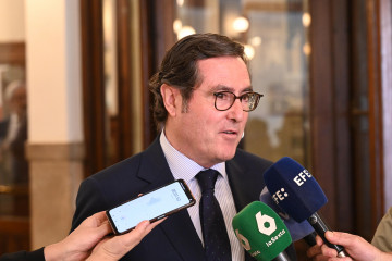 El presidente de la CEOE, Antonio Garamendi, en declaraciones a los medios en Bilbao.