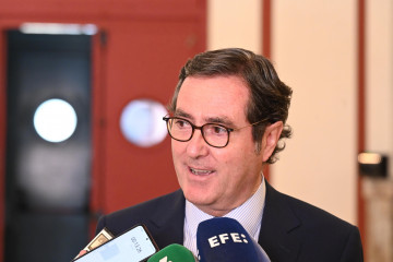 El presidente de la CEOE, Antonio Garamendi, en declaraciones a los medios en Bilbao.