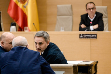 El diputado del PP, César Sánchez (i) y el jefe de climatología de AEMET en la Comunidad Valenciana, José Ángel Núñez Mora (d), en la Comisión de Investigación sobre la dana