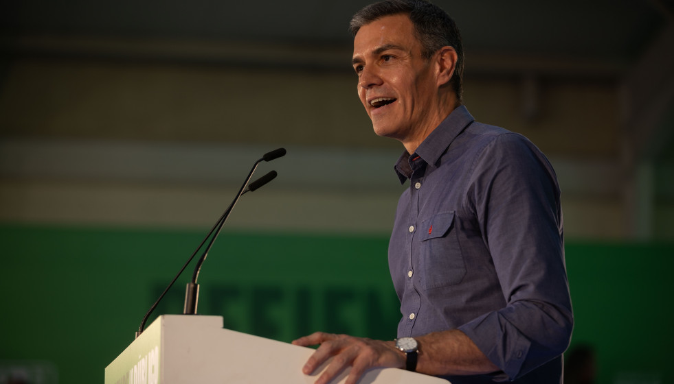 La secretaria general del PSOE-A y candidata a la Presidencia de la Junta de Andalucía, María Jesús Montero, y el secretario general del PSOE y presidente del Gobierno, Pedro Sánchez juntos en un 