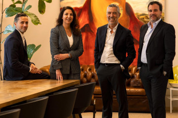 El chairman de Kronos, Rui Meneses Ferreira; la  partner y directora territorial de Algarve, Alda Filipe; el director territorial de Lisboa, Adrián Menéndez y el CEO de Kronos Homes en España,  Lui