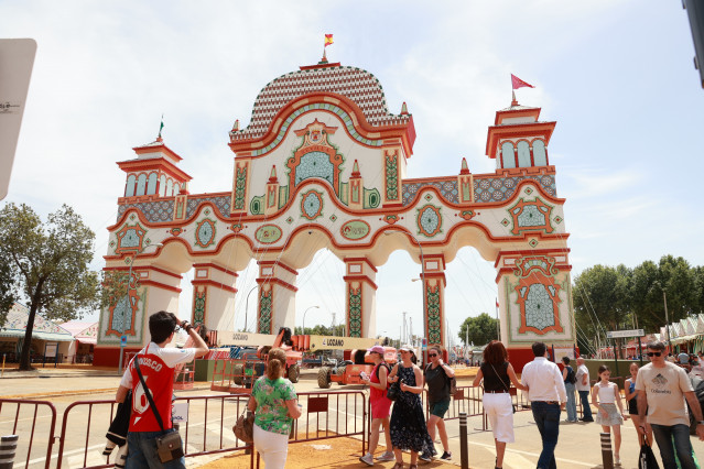 Imagen de archivo de la portada del Real de la Feria de Sevilla.
