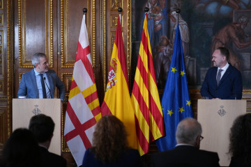 El alcalde de Barcelona, Jaume Collboni, y el comisario europeo de Vivienda, Dan Jorgensen, en una rueda de prensa en el Ayuntamiento