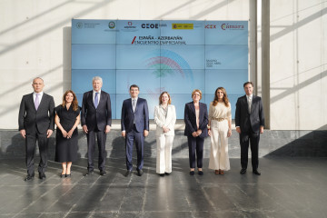 El viceministro de Economía de Azerbaiyán, Elnur Aliyev, junto con la secretaria de Estado de Comercio, Amparo López Senovilla.