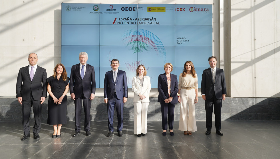 El viceministro de Economía de Azerbaiyán, Elnur Aliyev, junto con la secretaria de Estado de Comercio, Amparo López Senovilla.