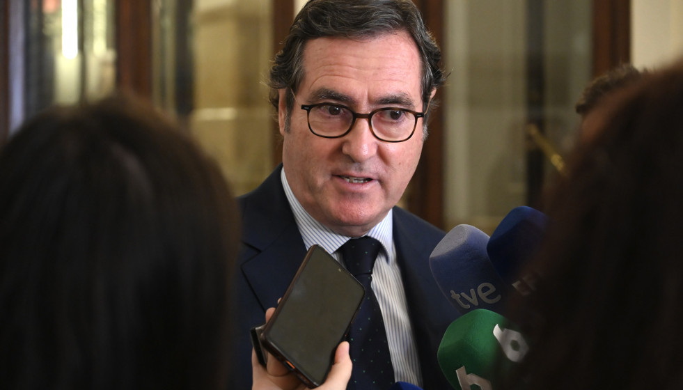 El presidente de la Confederación Española de Organizaciones Empresariales (CEOE), Antonio Garamendi, durante una charla en la Sociedad Bilbaína, a 20 de abril de 2026, en Bilbao, Vizcaya, País Va