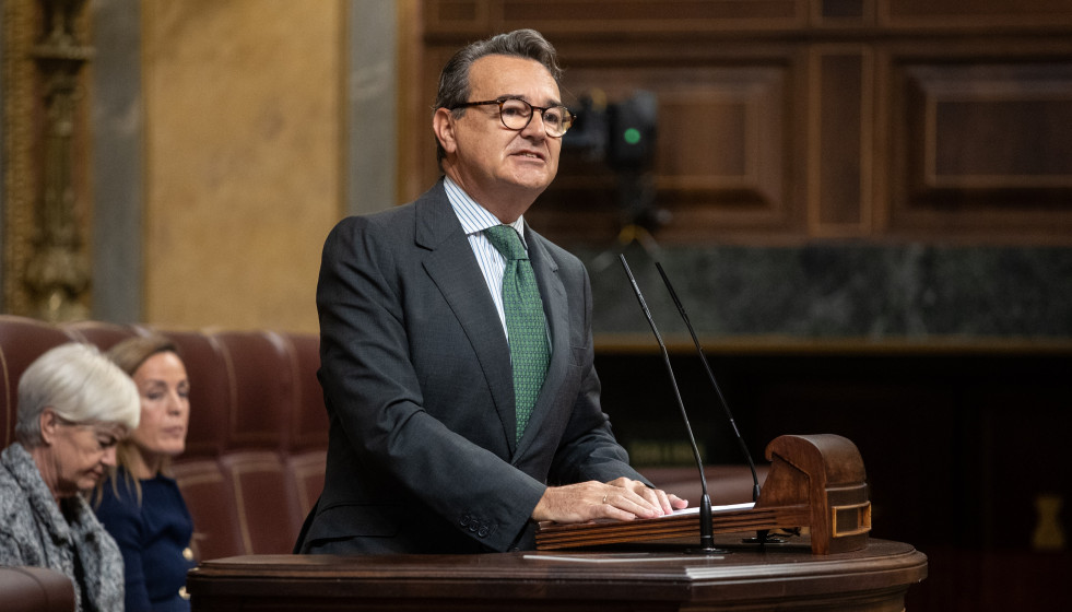 Archivo - El diputado del PP Agustín Conde interviene durante una sesión plenaria en el Congreso de los Diputados, a 15 de octubre de 2024, en Madrid (España).