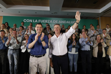 El presidente del PP, Alberto Núñez Feijóo, y el presidente del PP-A y candidato a la reelección a la presidencia de la Junta de Andalucía, Juanma Moreno, durante la Intermunicipal del PP andaluz