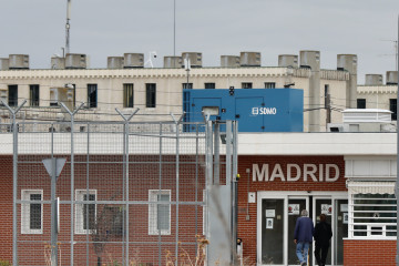 Archivo - Un hombre entra por una de las puertas del centro penitenciario de Alcalá-Meco