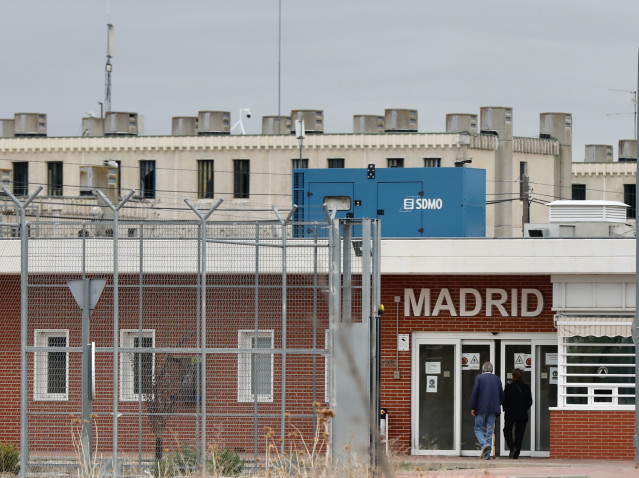 Archivo - Un hombre entra por una de las puertas del centro penitenciario de Alcalá-Meco