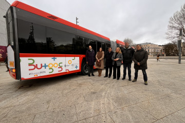 Archivo - La alcaldesa Cristina Ayala con concejales  de PP, PSOE y Vox.