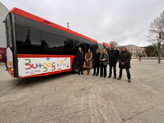 Archivo - La alcaldesa Cristina Ayala con concejales  de PP, PSOE y Vox.