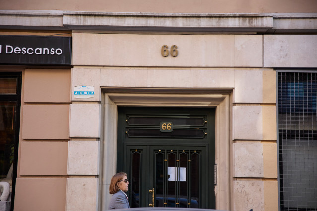 Archivo - Cartel de alquiler de viviendas en la fachada de un edificio.