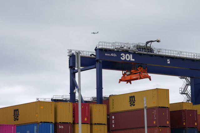 Archivo - Contenedores de exportación en el Puerto de Barcelona