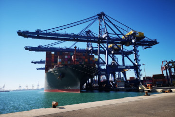 Archivo - Carga y descarga de contenedores de exportación en el Puerto de Valencia