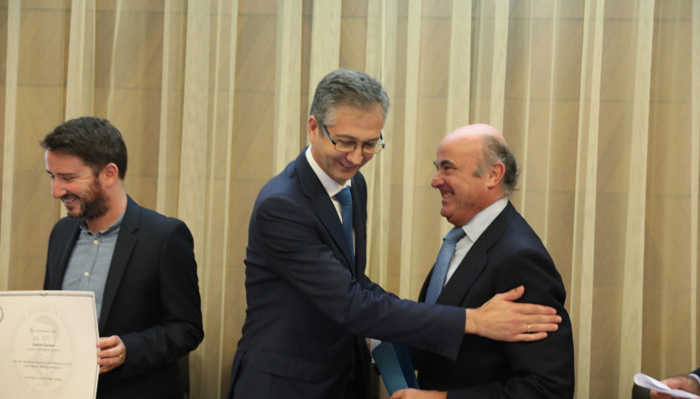 Archivo - (I-D) El profesor de Economía de la Universidad de California en Berkeley, Gabriel Zucman con el diploma recibido por el `Premio Bernácer de Economía 2018´; el gobernador del Banco de Es