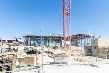 Archivo - Varios obreros trabajan en la construcción de una vivienda nueva, a 29 de julio de 2025, en Madrid (España).