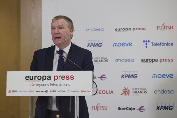 El Comisario Europeo de Democracia, Justicia, Estado de Derecho y Protección de los Consumidores, Michael McGrath, durante un desayuno informativo organizado por Europa Press, a 21 de abril de 2026, 