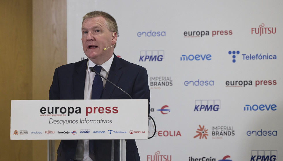 El Comisario Europeo de Democracia, Justicia, Estado de Derecho y Protección de los Consumidores, Michael McGrath, durante un desayuno informativo organizado por Europa Press, a 21 de abril de 2026, 