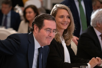 La presidenta de Cepyme, Ángela de Miguel, y el presidente de la CEOE, Antonio Garamendi, durante un desayuno informativo de Fórum Europa organizado por Nueva Economía Fórum, a 21 de abril de 2026