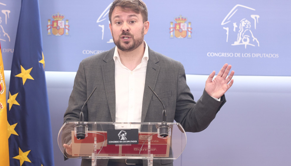 El portavoz adjunto del Grupo Parlamentario Plurinacional SUMAR en el Congreso, Alberto Ibáñez, durante una rueda de prensa en el Congreso de los Diputados, a 21 de abril de 2026, en Madrid (España