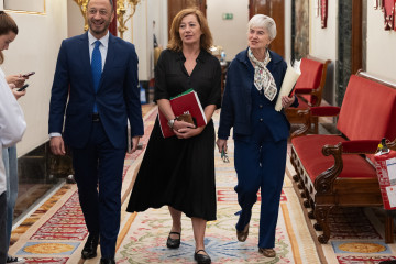 La Presidenta del Congreso de los Diputados, Francina Armengol (c), y el vicepresidente primero del Congreso de los Diputados, Alfonso Rodríguez Gómez de Celis (i).