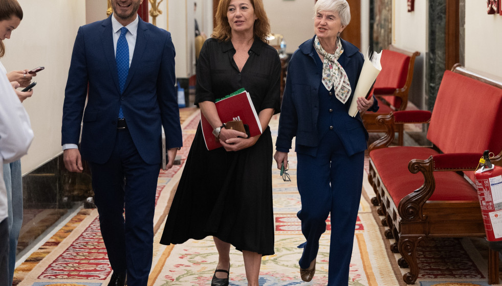 La Presidenta del Congreso de los Diputados, Francina Armengol (c), y el vicepresidente primero del Congreso de los Diputados, Alfonso Rodríguez Gómez de Celis (i).