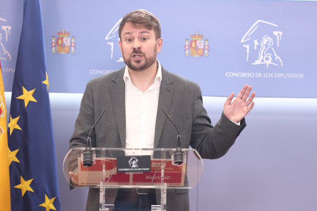 El portavoz adjunto del Grupo Parlamentario Plurinacional SUMAR en el Congreso, Alberto Ibáñez, durante una rueda de prensa en el Congreso de los Diputados, a 21 de abril de 2026, en Madrid (España).