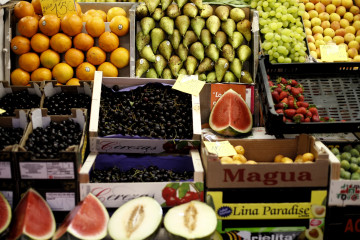 Archivo - Naranjas, peras, limones, uvas, sandías, melones, fresas y cerezas en un mercado.