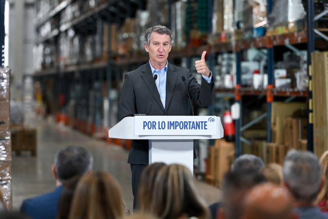 El  presidente del Partido Popular, Alberto Núñez Feijóo, clausura el acto sobre infraestructuras ‘Pagas más, recibes menos’, a 21 de abril de 2026, en Getafe, Madrid (España). El acto está centrado en el análisis del estado de las infraestructuras nacion