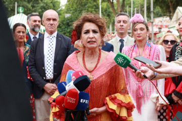 La secretaria general del PSOE-A, María Jesús Montero, atiende a los medios en la Feria de Sevilla.