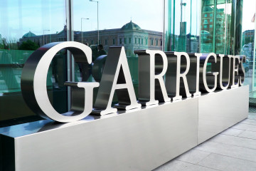 Logo de Garrigues frente a sus oficinas en Plaza Colón (Madrid).