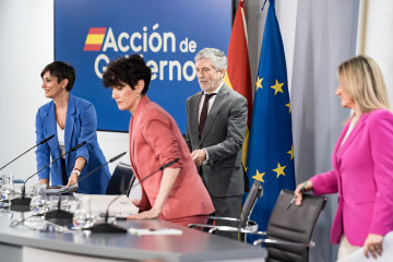 (I-D) La ministra de Vivienda y Agenda Urbana, Isabel Rodríguez, el ministro del Interior, Fernando Grande-Marlaska, la ministra portavoz, Elma Saiz, y la ministra de Educación, Milagros Tolón, dur