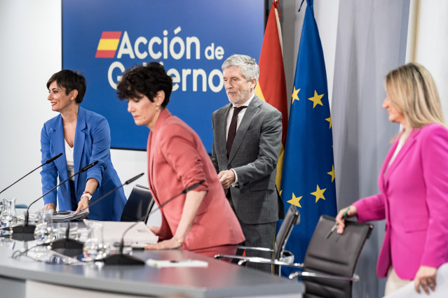 (I-D) La ministra de Vivienda y Agenda Urbana, Isabel Rodríguez, el ministro del Interior, Fernando Grande-Marlaska, la ministra portavoz, Elma Saiz, y la ministra de Educación, Milagros Tolón, durante la rueda de prensa posterior al Consejo de Ministros