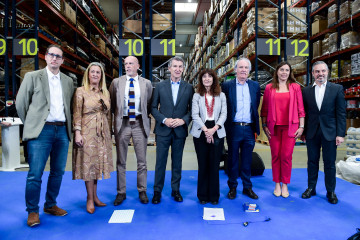 El  presidente del Partido Popular, Alberto Núñez Feijóo (c), clausura el acto sobre infraestructuras ‘Pagas más, recibes menos’, a 21 de abril de 2026, en Getafe, Madrid (España). El acto es