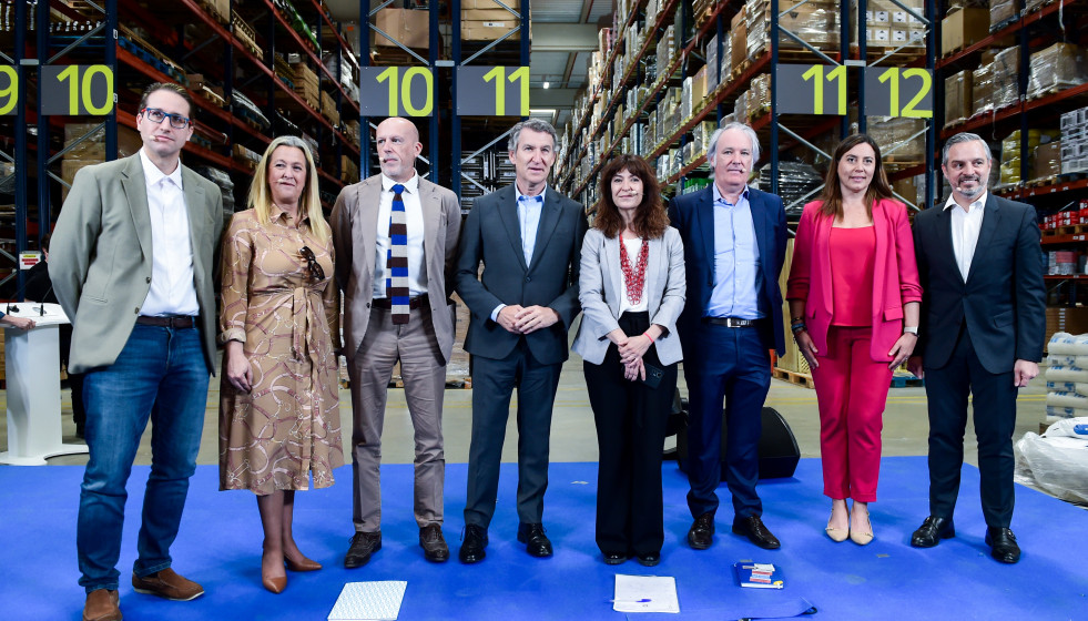 El  presidente del Partido Popular, Alberto Núñez Feijóo (c), clausura el acto sobre infraestructuras ‘Pagas más, recibes menos’, a 21 de abril de 2026, en Getafe, Madrid (España). El acto es