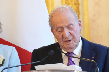 El Rey emérito Juan Carlos I durante la entrega de un premio literario por su libro de memorias, en la Asamblea Nacional francesa, a 11 de abril de 2026