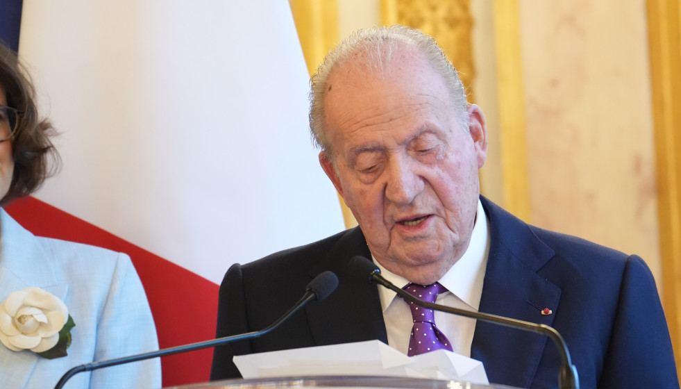 El Rey emérito Juan Carlos I durante la entrega de un premio literario por su libro de memorias, en la Asamblea Nacional francesa, a 11 de abril de 2026