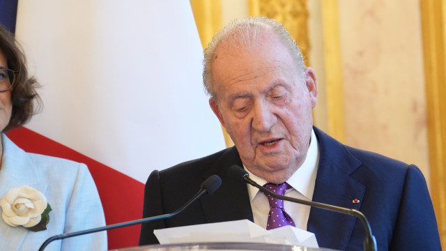 El Rey emérito Juan Carlos I durante la entrega de un premio literario por su libro de memorias, en la Asamblea Nacional francesa, a 11 de abril de 2026