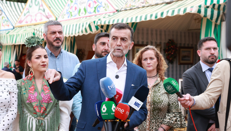 El coordinador federal de IU y candidato de Por Andalucía a la Presidencia de la Junta, Antonio Maíllo, atiende a los medios antes de visitar la Feria de Sevilla.