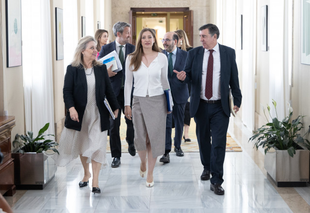 La portavoz del PP en el Congreso, Ester Muñoz (c), a su llegada a la reunión de la Junta de Portavoces del Congreso, a 21 de abril de 2026, en Madrid (España).