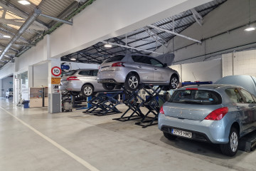Archivo - Los conductores españoles apuestan por los recambios de marca blanca, según Roland Berger