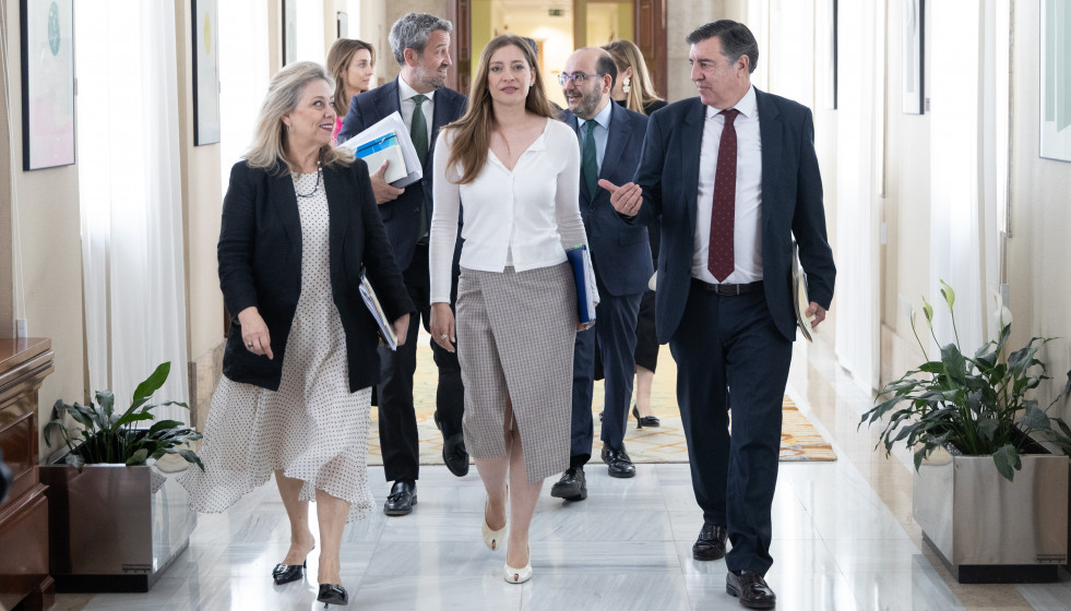 La portavoz del PP en el Congreso, Ester Muñoz (c), a su llegada a la reunión de la Junta de Portavoces del Congreso, a 21 de abril de 2026, en Madrid (España).