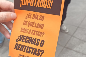 Octavillas lanzadas por miembros del Sindicato de Inquilinos en el Pleno del Congreso.