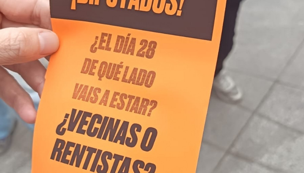 Octavillas lanzadas por miembros del Sindicato de Inquilinos en el Pleno del Congreso.