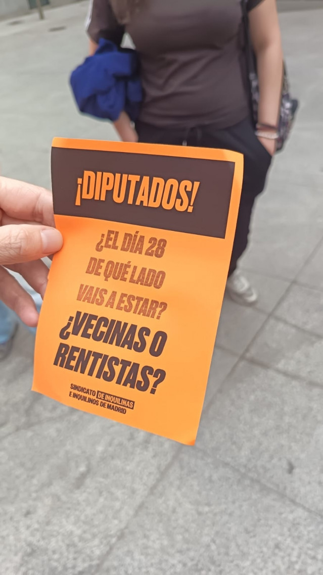 Octavillas lanzadas por miembros del Sindicato de Inquilinos en el Pleno del Congreso.