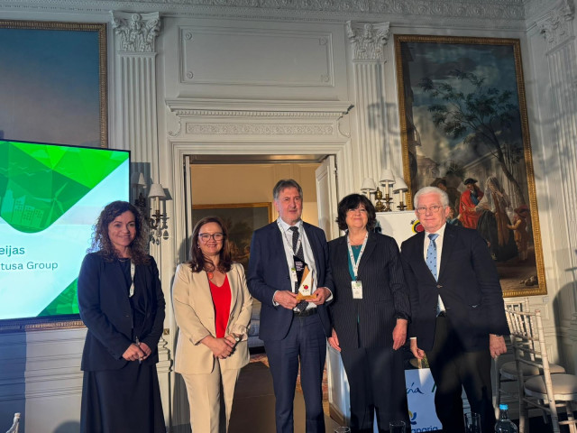 La secretaria de Estado de Turismo, Rosario Sánchez, y el CEO de Grupo Hotusa, Amancio López,  durante la cuarta edición de “Spain Talks” en Londres.