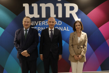 José María Vázquez-García Peñuela; rector de UNIR; Óscar García Maceiras, CEO de Inditex; y Cristina Ruiz, presidenta de PROEDUCA, en el acto de AULA UNIR