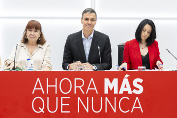 El presidene del Gobierno y secretario general del PSOE, Pedro Sánchez, junto a la presidenta del partido, Cristina Narbona y la secretaria de Organización, Rebeca Torró, en la reunión de la Ejecu