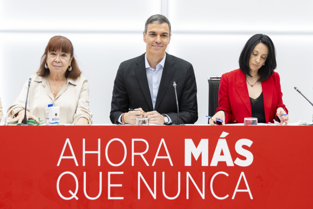 El presidene del Gobierno y secretario general del PSOE, Pedro Sánchez, junto a la presidenta del partido, Cristina Narbona y la secretaria de Organización, Rebeca Torró, en la reunión de la Ejecutiva Federal.